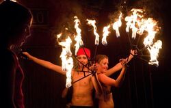 Feuershow: Die Akteure des Zirkus Picobello zeigten sich in Hochform.