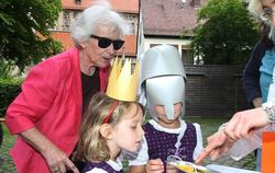 Sie hatten das passende Outfit für den Schlossrundgang gleich an: Sidney (4) und Rachel (6) aus Florida mit ihrer Großmutter Mag