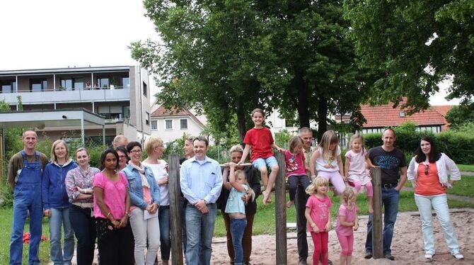 Was tun für Kinder: Ein Teil der Bürgerinitiative, die sich in Reicheneck für ein attraktives Spielplatzangebot, verteilt auf zw