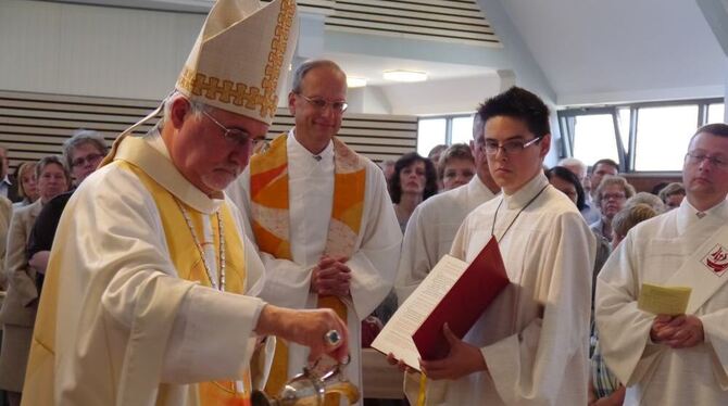 Zur Weihe salbt Bischof Gebhard Fürst die Kreuzzeichen auf dem Altar. FOTO: SCHMID