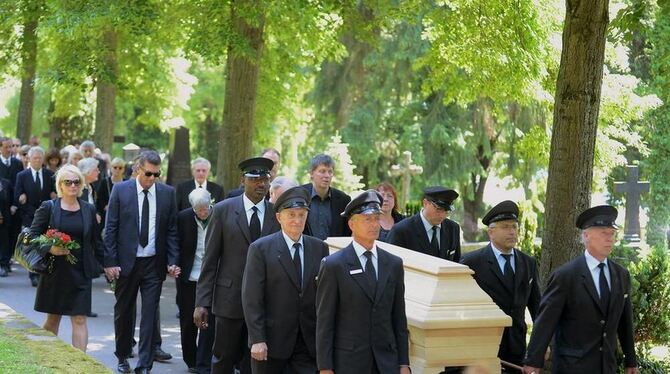 Das letzte Geleit für Walter Jens auf dem Tübinger Stadtfriedhof.