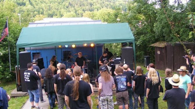 Bauwagen, Bühne, darauf die Band Corexit – und das Fest läuft. FOTO: TBÖ