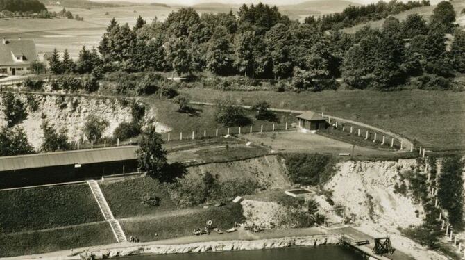 Bevor das heutige Freibad 1973 eröffnet wurde, gab es im ehemaligen Zementwerk schon ein Naturbecken. FOTO: STADT MÜNSINGEN