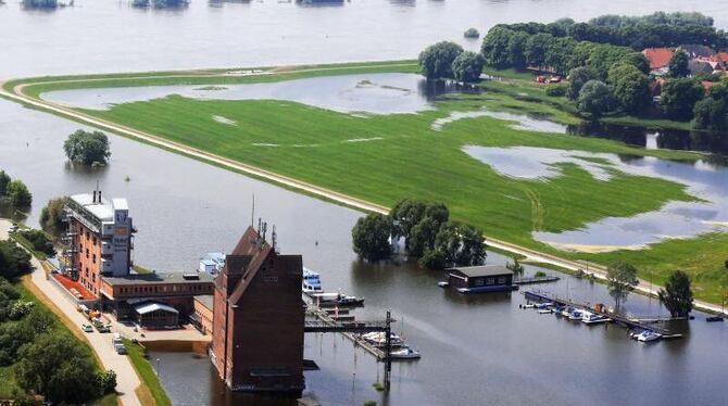 Ein Hotel steht im mecklenburgischen Dömitz im Hochwasser der Elbe. Foto: Jens Büttner/Archiv