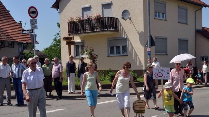 Riesige Resonanz auf den Stadtteilbesuch von Barbara Bosch in Reicheneck: Ein siebzigköpfiger Bürger-Tross begleitete die OB bei