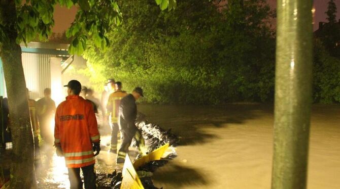 Das Hochwasser der Echaz bedrohte auch das Pfullinger Feuerwehrhaus. Nur dank der Mithilfe von Familienangehörigen der Feuerwehr