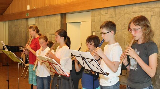 Die Bläserklassen der Musikschule Pfullingen präsentierten sich beim Konzert in der Schloss-Schule, mit dabei auch das Blockflöt