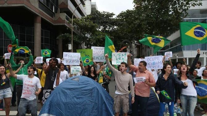 Die Proteste in Brasilien gehen auch nach den Reformversprechen der Präsidentin weiter. Foto: Marcelo Sayão