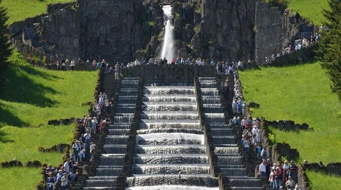 Die Wasserspiele unterhalb des Herkules im Bergpark Wilhelmshöhe in Kassel. Foto: Uwe Zucchi