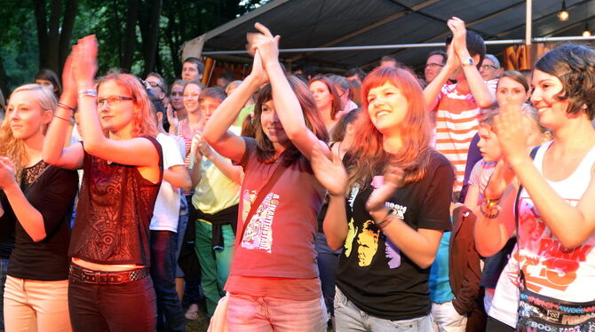 Laue Sommernacht, gute Musik, tanzen: Die Fans  hatten Spaß beim Konzert der »Kenobies« auf dem Pfullinger Wasen.  FOTO: NIETHAMMER