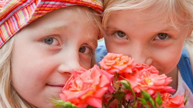 Rosenduft lockt auch kleine Nasen: Leonie und Angelina Herbig (von links) aus Burladingen gingen auf Tuchfühlung mit den blühend