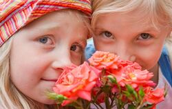 Rosenduft lockt auch kleine Nasen: Leonie und Angelina Herbig (von links) aus Burladingen gingen auf Tuchfühlung mit den blühend