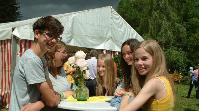 Treffpunkt Gemeindefest: Jugendliche im Gespräch vor dem Festzelt.