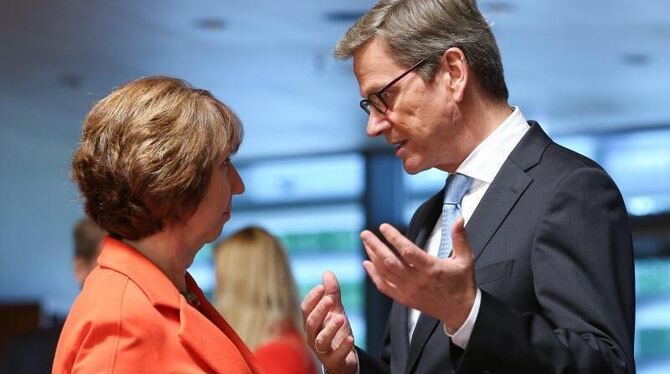 Außenminister Westerwelle und die EU-Außenbeauftragte Catherine Ashton beim EU-Außenministertreffen in Luxemburg. Foto: Olivi