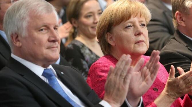 Der bayerische Ministerpräsident Horst Seehofer und Bundeskanzlerin Angela Merkel beim CDU/CSU-Kongress in Berlin. Foto: Wolf