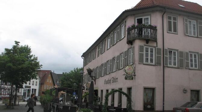 Der Gasthof Adler in der Metzinger Fußgängerzone fällt aufgrund seiner Größe und Gestaltung noch immer auf.  GEA-FOTO: FÜSSEL