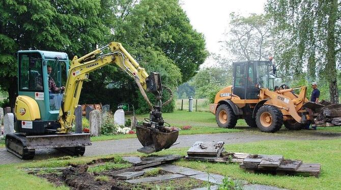 Bauhofmitarbeiter räumen alte Gräber auf dem Mähringer Friedhof ab. GEA-FOTO: STÖHR