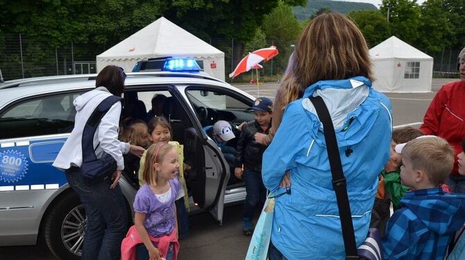 Da will jeder mitfahren: das Polizeiauto als Taxi.  GEA-FOTO: BARAL