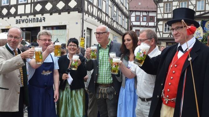 Ein Prosit auf den Schäferlauf nach dem Fassanstich auf dem Marktplatz. FOTO: SANDER