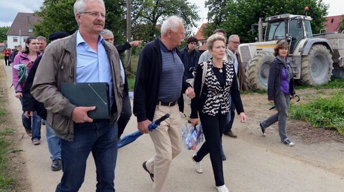 Schnellen Schritts vorbei am künftigen Baugebiet »Tiergartenstraße«: OB Barbara Bosch mit Bezirksbürgermeister Wolfgang Heusel (