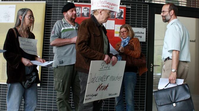 Mit Protest gegen die Hartz-IV-Politik waren die Kreisräte, wie hier Kusterdingens Bürgermeister Jürgen Soltau (rechts), vor der