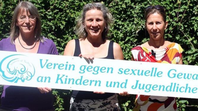 Petra Lever (von links), Vorsitzende Silvia Schwarzmann und Sabine Schuhmacher vom Verein Wirbelwind freuen sich über die neue S