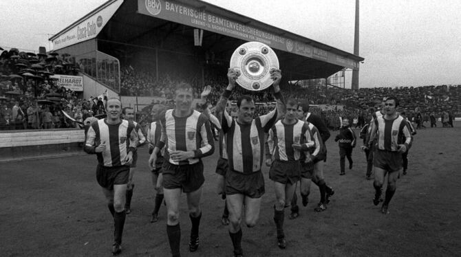 Der Beginn einer ganz großen Ära: Die Bayern feiern vier Jahre nach dem Aufstieg ihre erste deutsche Fußball-Meisterschaft. FOTO: IMAGO