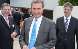 EU-Kommissar Günther Oettinger (Mitte) und die Vizepräsidenten der IHK Reutlingen Johannes Schwörer (rechts) und Hans-Ernst Maut