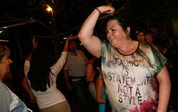 Wenn der Sommer schon mal da ist: ausgelassene Stimmung mit Tanz und Musik in Pfullingen. FOTO: LEIPPERT