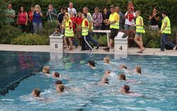 Turbulentes Treiben im Wasser: Die jüngsten Wettbewerbs-Teilnehmer bei »Swim & Run« im Dettinger Freibad-Becken. FOTO: KOZJEK