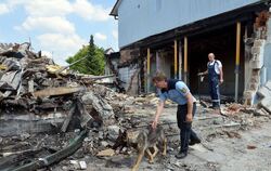 Die für die Aufklärung des Feuers eingerichtete Ermittlungsgruppe sucht in den Trümmern nach Hinweisen zur Brandursache. FOTO: N