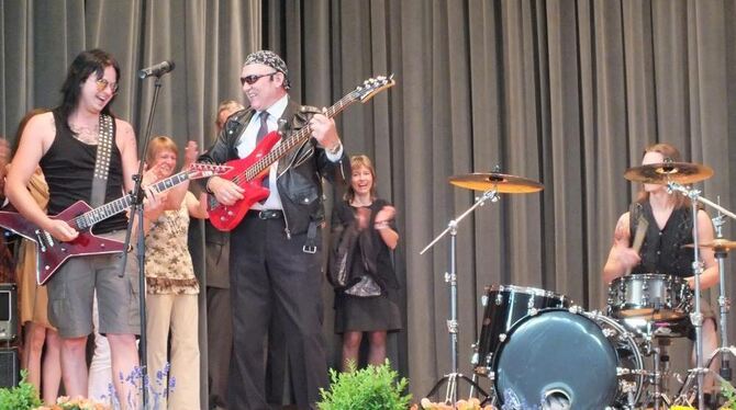 Zur kleinen Rockband fand sich der scheidende Schulleiter Wilhelm Holderle (rechts) mit den »Kissin’ Dynamite«-Jungs Jim (links)