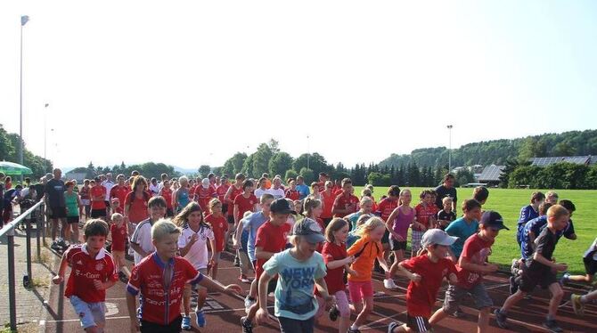 Über 150 Kinder und Erwachsene nahmen zum TSG-Jubiläum die Laufbahn im Münsinger Wiesentalstadion unter die Turnschuhe. FOTO: KO