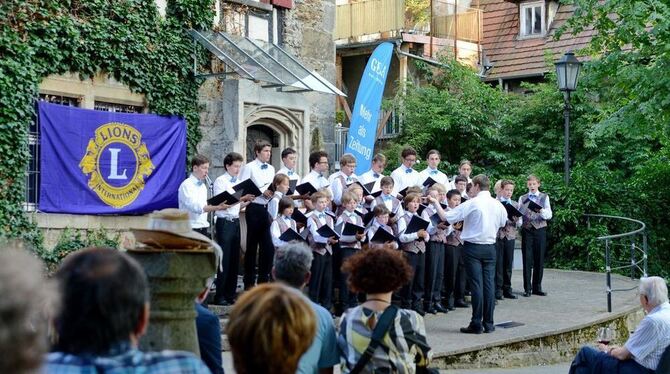 »Sah ein Knab’ ein Röslein steh’n« – mit dem Erfolgslied ihrer Japan-Tournee stimmte der Knabenchor »capella vocalis« das Publik