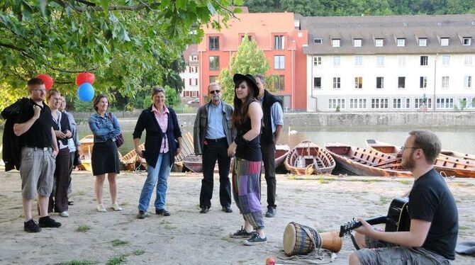 Hier wird Schnipsen und Mitsingen verlangt: Lena Geuß alias Little T. und Gitarrist Georg Zahn empfangen die Teilnehmer am Necka