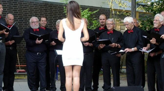 Der Männerchor des Gesangvereins gab unter Leitung von Dirigentin Alona Negritch-Lumpp getragene Weisen zum Besten. FOTO: STEINC