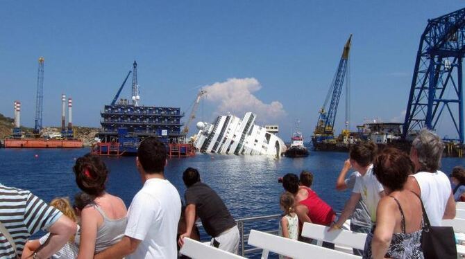 Das Wrack der »Costa Concordia« vor der italienischen Insel Giglio ist zur Attraktion geworden. Foto: Miriam Schmidt