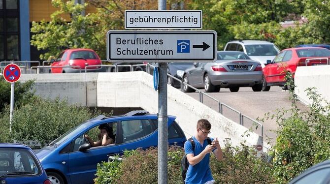 Zu wenige Parkplätze rund ums Berufsschulzentrum sowie im Parkhaus.