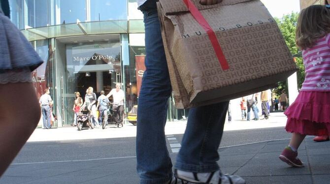 Menschen in der Outlet-City Metzingen.