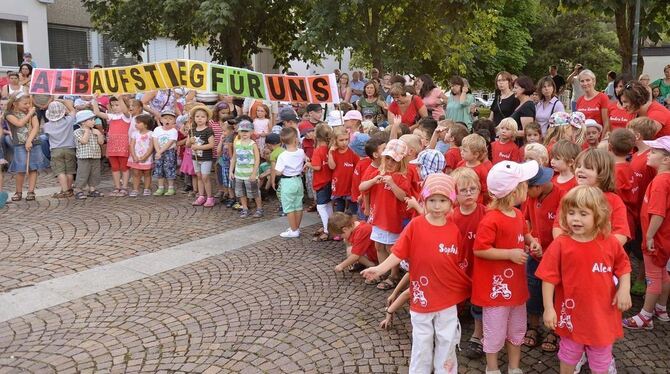 Kinder machen deutlich, dass die Entscheidung der Landes- und Bundesregierung über die Aufnahme des Albaufstiegs in den vordring