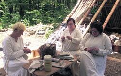 Klassische Aufgabenteilung: Die Frauen spinnen Wolle.