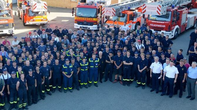 Entlassen wurden gestern in der Feuerwache die auswärtigen Helfer, der Einsatz offiziell beendet. FOTO: NIETHAMMER