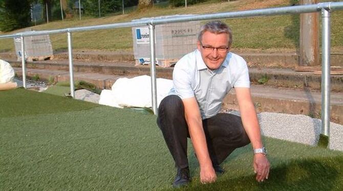 VfL-Präsident Sven Schauenburg prüft den neuen Kunstrasenplatz beim Jahnstadion. Die Umbauarbeiten sind so gut wie abgeschlossen