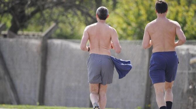 Zwei Jogger mit freiem Oberkörper auf dem Tempelhofer Feld in Berlin. Foto: Ole Spata