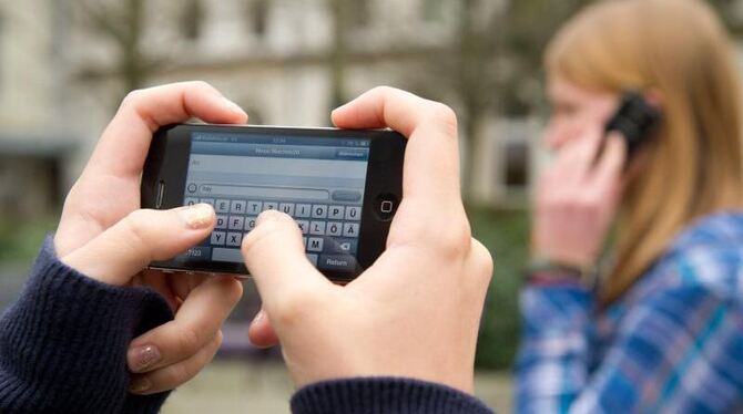 Nicht mehr wegzudenken: 62 Prozent aller Handys deutschen Handys sind Smartphones. Foto: Sebastian Kahnert