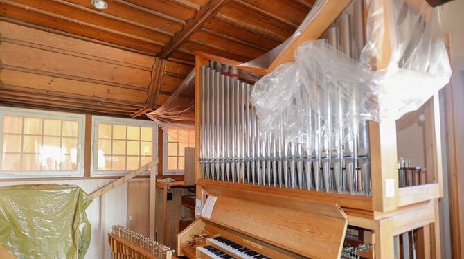 Hagelsturm und Wassermassen haben Reichenecks Kirchenorgel verstummen lassen, den Parkettboden des Gemeindehauses aufgeweicht, das Bezirksamt seiner Fenster und seiner Biberschwanz-Dacheindeckung beraubt. FOTO: GERLINDE TRINKHAUS