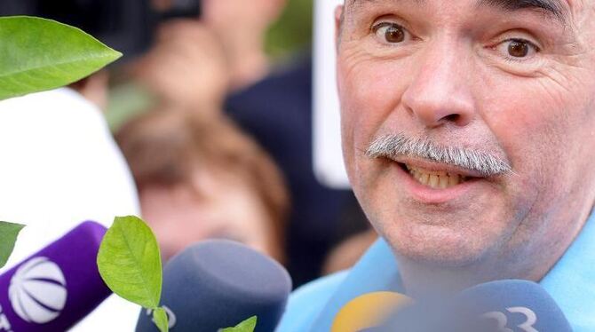 Gustl Mollath spricht vor dem Bezirkskrankenhaus in Bayreuth mit Medienvertretern. Foto: David Ebener