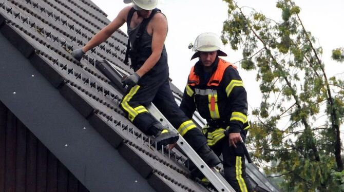 Die Reparatur von Dächern will die Feuerwehr jetzt dem Handwerk überlassen. Sie rückt nur noch bei Notfällen aus. FOTO: FEUERWEH