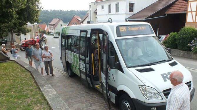 Das Ferienprogramm für Erwachsene macht es möglich: Mit dem Pliezhäuser Ortsbus, einem hoffentlich beispielgebenden Angebot im ö