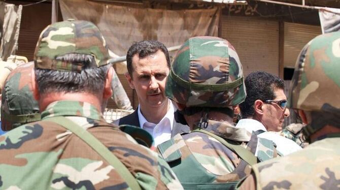 Assad bei einer Inspektion von Armeeeinheiten. Relleben haben den Konvoi des Machthabers attackiert. Foto: SANA/Archiv